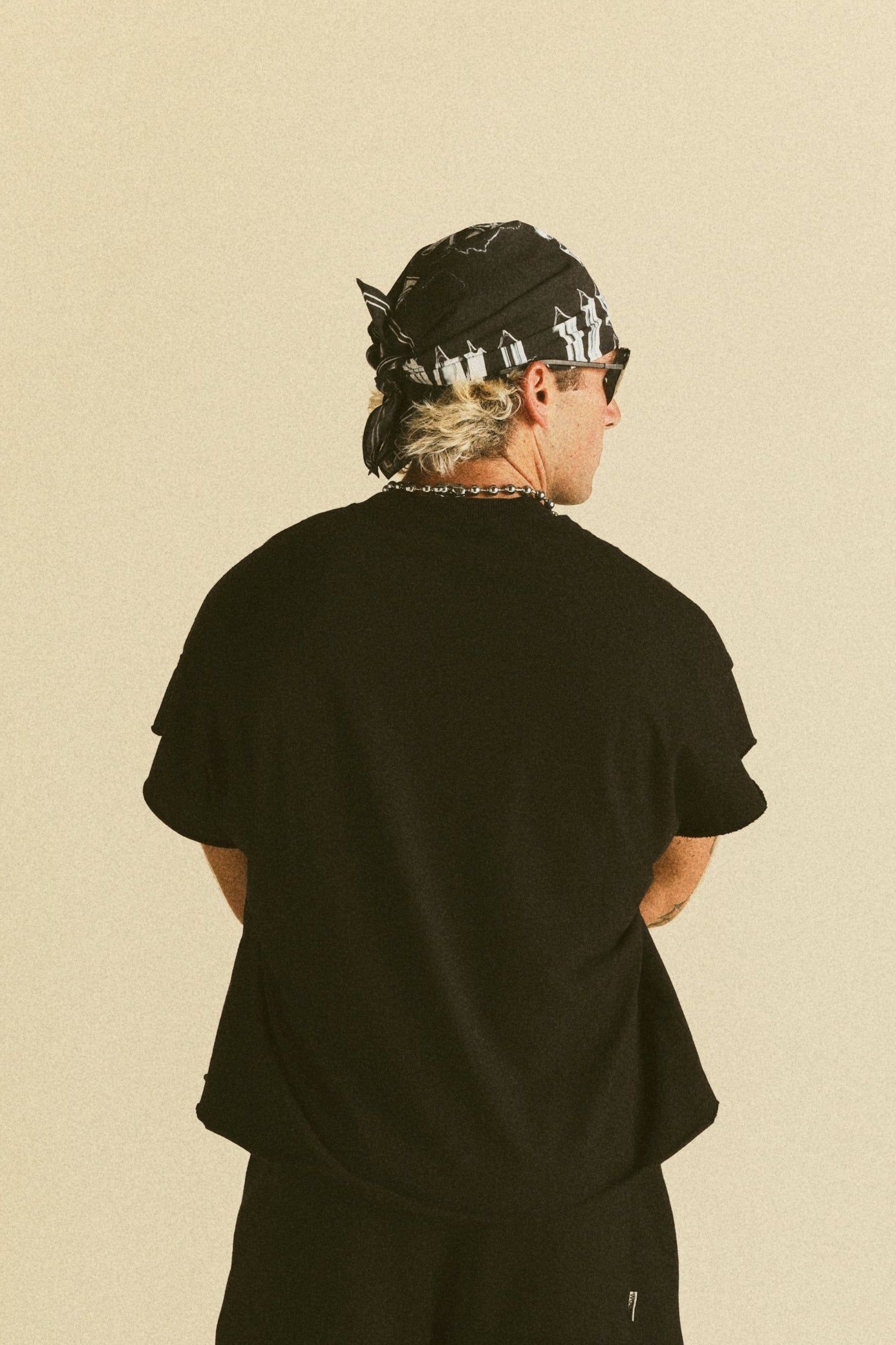 Wolf Head Grunge Cut-Off Tee in Black