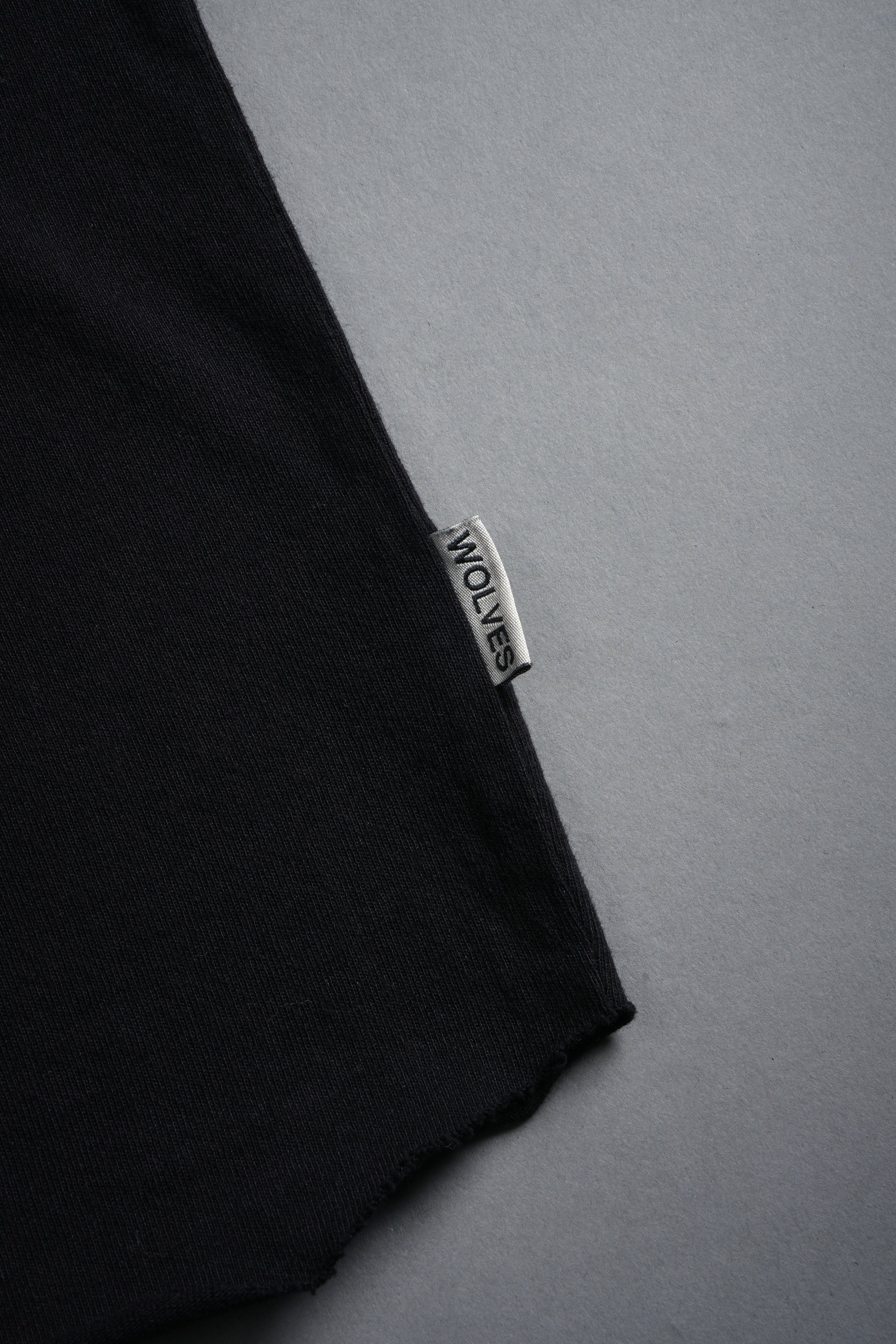Wolf Head Grunge Cut-Off Tee in Black