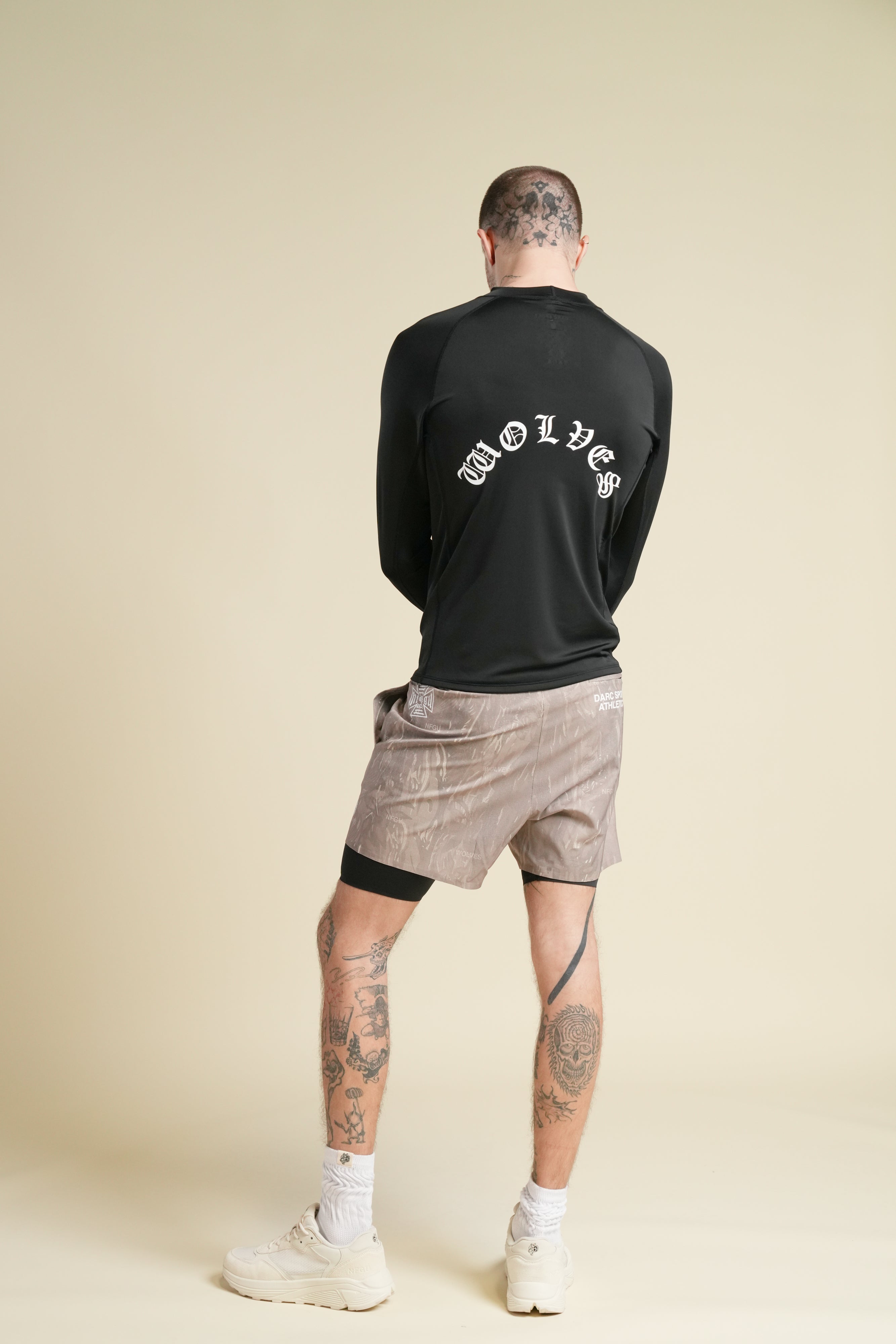 Wolf Chopper Rash Guard in Black